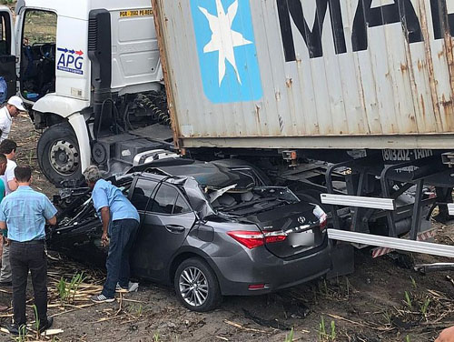 Colisão entre carro e carreta deixa um morto e um ferido em Marechal