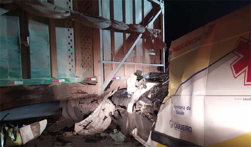 Ambulância de Cajueiro e carreta se chocam em acidente da BR-424 em Marechal Deodoro