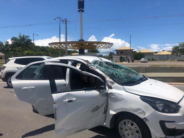 Veículo capota e deixa mulher ferida na AL-101 Sul em Marechal Deodoro