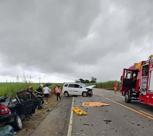 Grave colisão entre táxi e carro de passeio deixa duas pessoas presas às ferragens em Marechal Deodoro