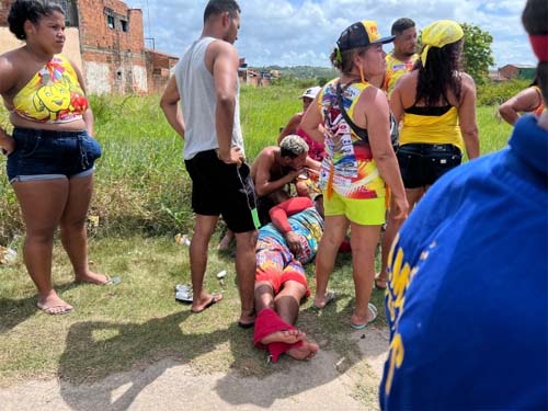 Queda de Caminhão deixa duas pessoas feridas na entrada da Usina em Marechal Deodoro