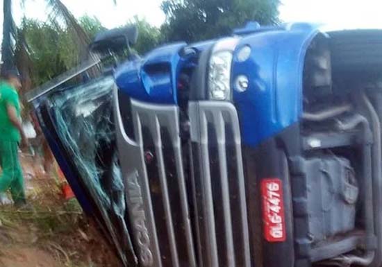 Caminhão com verduras tomba e carga é saqueada na BR-316, em Maribondo