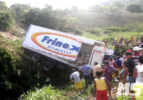 Caminhão pipa falta freios, esmaga senhora e deixa outra pessoa gravemente ferida