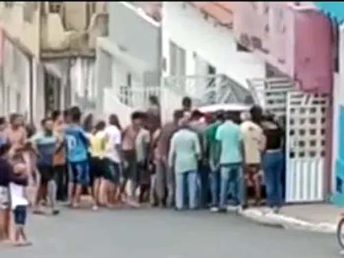 Motorista desce ladeira com veículo desgovernado e acaba atingindo casas em Mata Grande