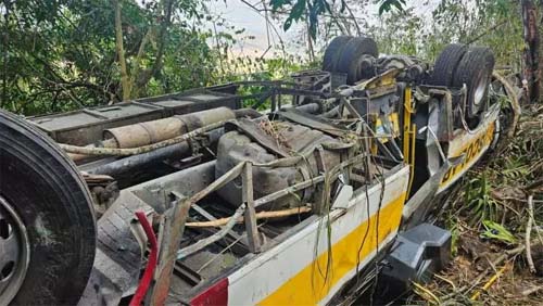 Corpo de Bombeiros inicia operação para retirar ônibus que caiu na Serra da Barriga