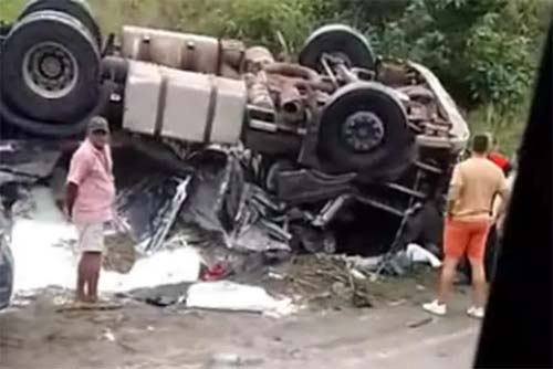 Homem fica preso às ferragens de carreta após tombamento na AL 101 Norte