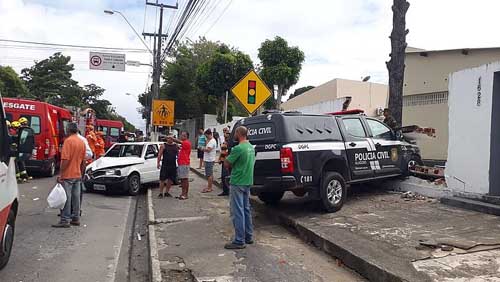 Viatura invade área do Quartel do Exército após acidente em cruzamento da Fernandes Lima