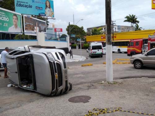 Caminhonete com turistas tomba após colisão e vítima fica presa às ferragens