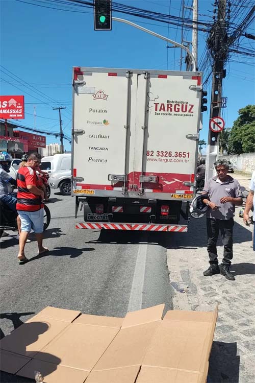 Acidente entre caminhão e motocicleta deixa duas pessoas mortas em Maceió