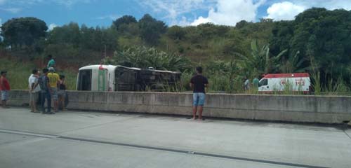 Micro-ônibus com passageiros de Flexeiras tomba na BR-101 em Messias