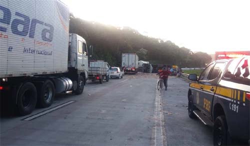 Caminhão tomba e motorista morre na BR-101, em Messias