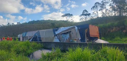 Acidente na BR-101 resulta em tombamento de carreta e saques na carga
