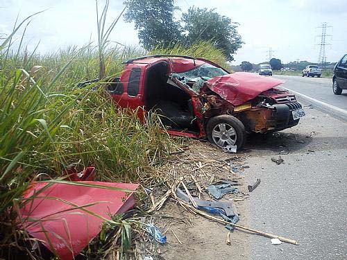 Acidente entre micro-ônibus e carro deixa seis feridos na BR 101