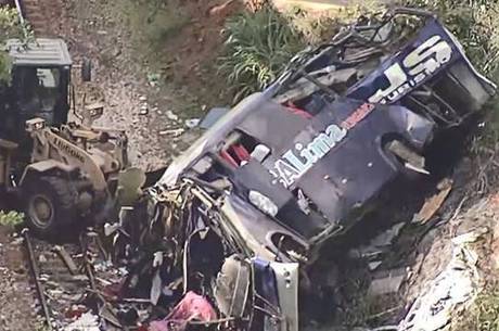 Sobe para 18 número de mortos em acidente com ônibus em Minas