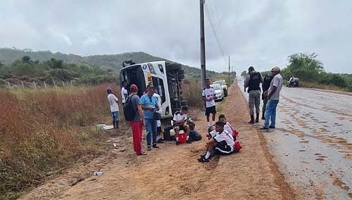 Micro-onibus com time de futebol adolescente capota em São José da Tapera