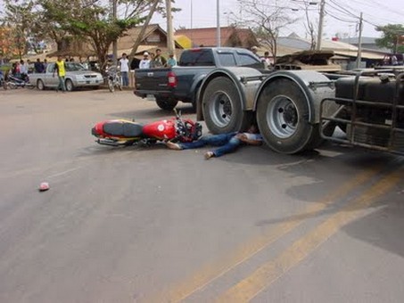 Motociclista morre após colidir com caminhão na Ladeira do Catolé