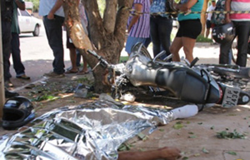 Pai morre e filho fica ferido após moto colidir em árvore na BR-316