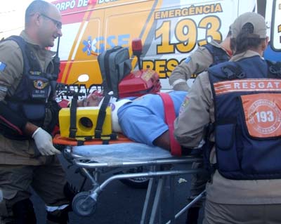 Motociclista avança sinal e é atingido por táxi na Ponta Grossa