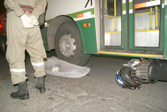 Motoqueiro morre ao ser atropelado por ônibus no Jacintinho 
