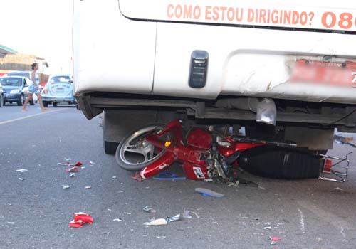 Colisão entre motoneta e ônibus deixa um morto em Ipioca
