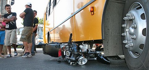 Homem é esmagado por ônibus após acidente