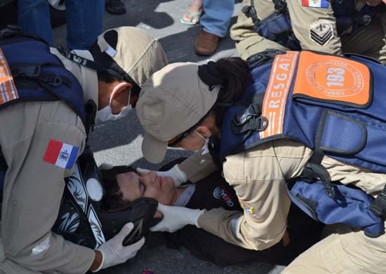 Colisão deixa motoqueiro ferido na Avenida Jatiúca
