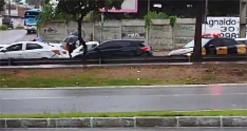 Motorista infarta ao volante, colide em táxi e morre na parte alta de Maceió, deixando trânsito complicado na região.