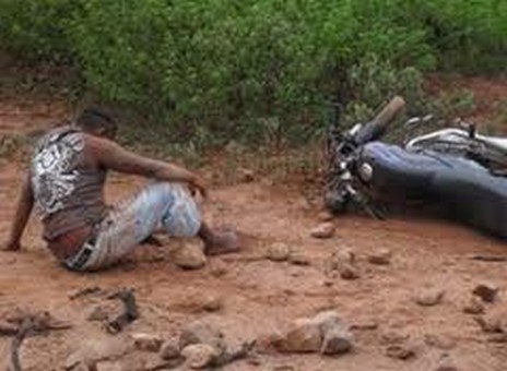 Colisão entre motocicleta e arvore deixa um morto e outro ferido em Cacimbinhas 