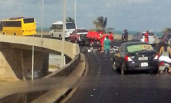 Motociclista fica ferido após se envolver em acidente em viaduto na AL-101 Sul