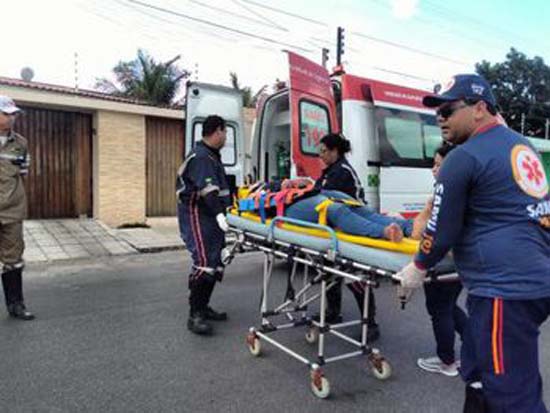 Mulher fica ferida ao perder o controle e cair de motocicleta em Arapiraca