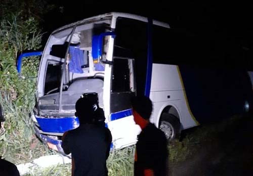 Ônibus com cerca de 30 evangérlicos bate em barreira perto de Santana do Mundaú