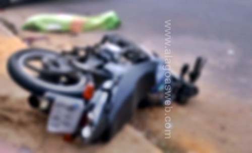 Motoqueiro morre após colidir com placa de sinalização depois de sair de bloco de carnaval