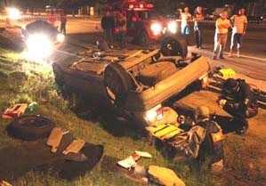 Veículo colide com ambulância, capota e motorista fica preso às ferragens