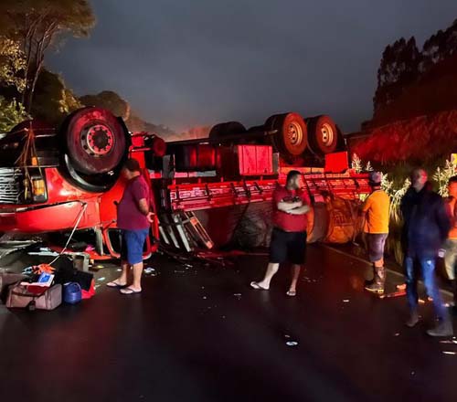Motorista fica ferido após carreta tombar no município de Novo Lino
