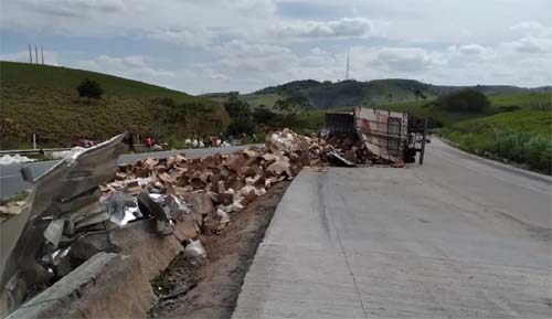 Carreta tomba e deixa motorista ferido em trecho da BR-101, próximo a Novo Lino