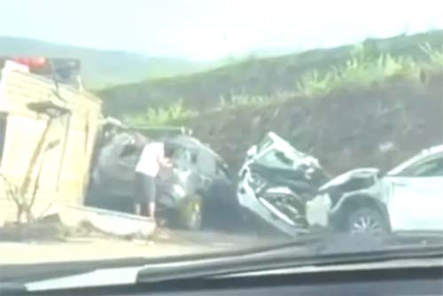 Caminhão-cegonha tomba na BR-101 em Novo Lino, Alagoas, e deixa motorista ferido