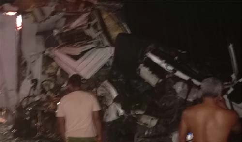 Acidente na BR-101 resulta em saque de carga em Novo Lino