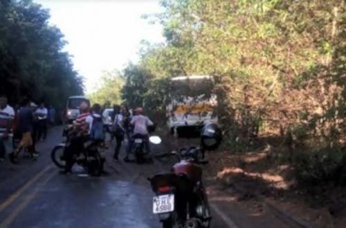 Ônibus escolar com 50 crianças sai da pista após falha na direção em Junqueiro