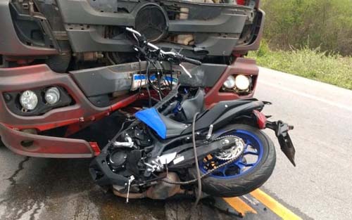 Enfermeiro do Samu morre em colisão entre motocicleta e caminhão no Sertão de Alagoas