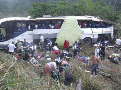 Acidente envolvendo três veículos deixa mais de 30 mortos na Bahia
