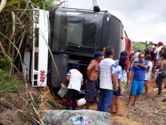 Ônibus capota e deixa ao menos cinco feridos na BR-104, em Ibateguara