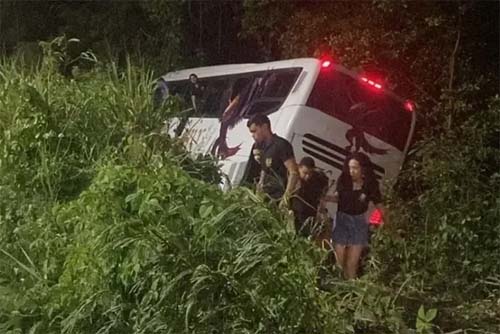 Veículo escolar despenca de encosta na AL-101 Sul sem feridos
