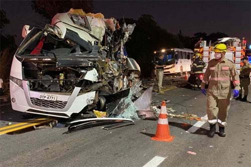 Acidente com dois ônibus de estudantes deixa mortos em Goiás