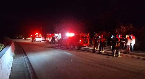Seis pessoas ficam feridas após ônibus tombar em trecho da BR-101, em Joaquim Gomes