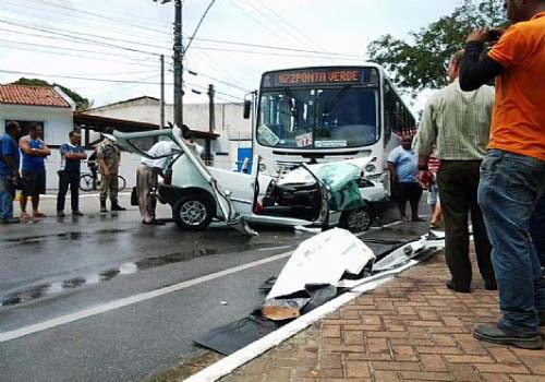 Acidente deixa um preso às ferragens em Pajuçara