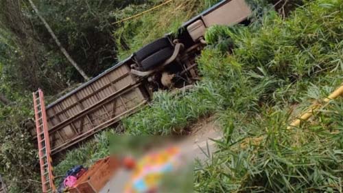 Minas Gerais: ônibus capota em curva e deixa sete mortos