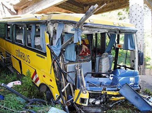 Ônibus interestadual cai da ponte, mata um e deixa 30 feridos