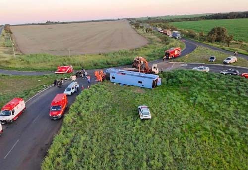 Capotamento de ônibus deixa 10 mortos e 16 feridos na MG-223, em Minas Gerais