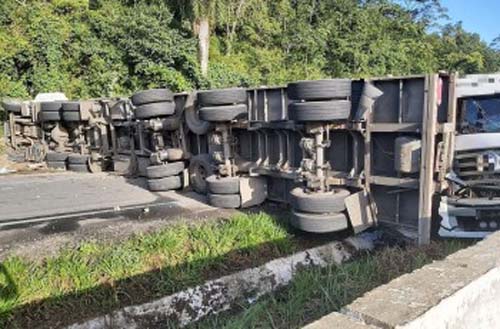 Acidente entre caminhão e carreta deixou rodovia alagoana interditada
