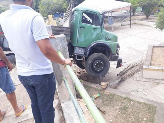 Caminhão invade praça e assusta moradores em Palmeira dos Índios